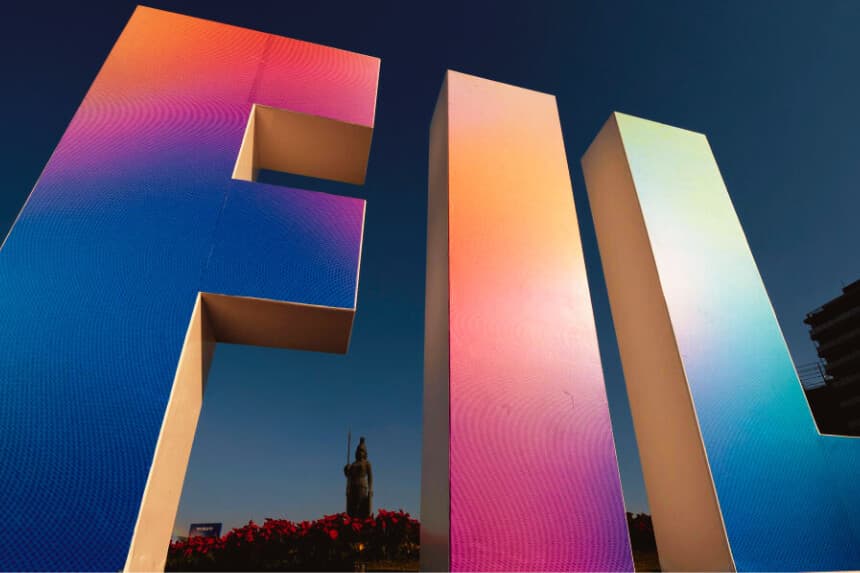 Se ve un letrero con la inscripción «FIL» en la rotonda de La Minerva durante los preparativos previos a la inauguración de la 38.ª edición de la Feria Internacional del Libro de Guadalajara, el 29 de noviembre de 2024. Esta edición se celebrará del 30 de noviembre al 8 de diciembre, con España como invitada de honor. (ULISES RUIZ/AFP vía Getty Images)