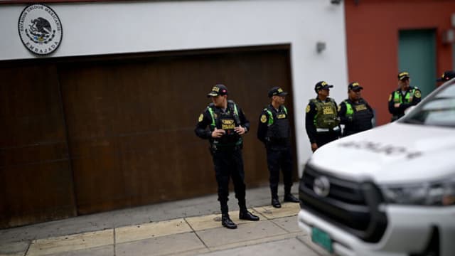 Agentes de policía montan guardia frente a la residencia de la embajada de México en Lima, donde se refugió la ex primera ministra peruana Betssy Chávez, el 21 de noviembre de 2025. (ERNESTO BENAVIDES/AFP vía Getty Images)