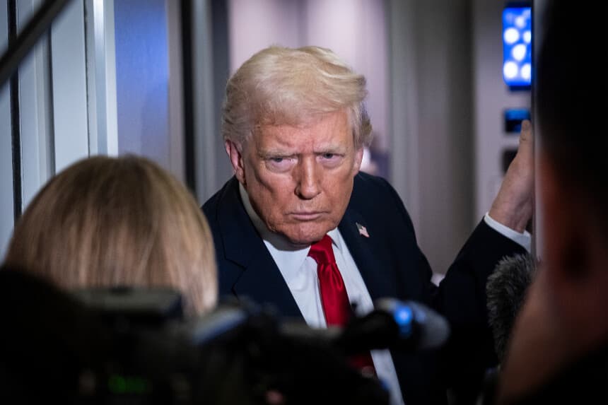 El presidente Donald Trump habla con los medios de comunicación a bordo del Air Force One el 25 de noviembre de 2025, durante un vuelo con destino a Florida. (Foto de Pete Marovich/Getty Images)