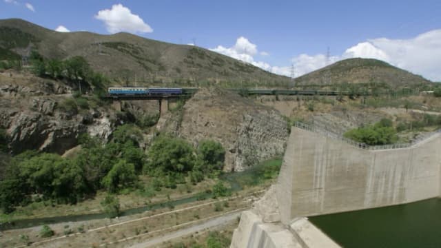 Un tren en marcha en las afueras de Beijing el 16 de mayo de 2007. (Frederic J. Brown /AFP a través de Getty Images)