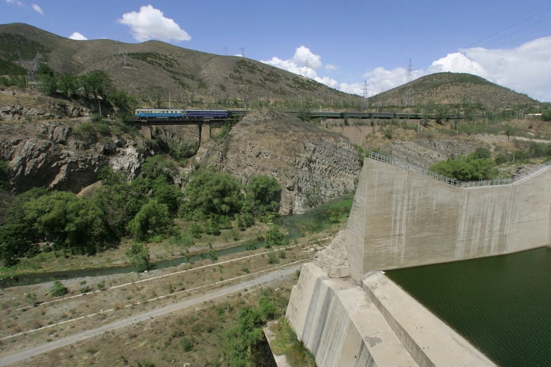 Un tren en marcha en las afueras de Beijing el 16 de mayo de 2007. (Frederic J. Brown /AFP a través de Getty Images)