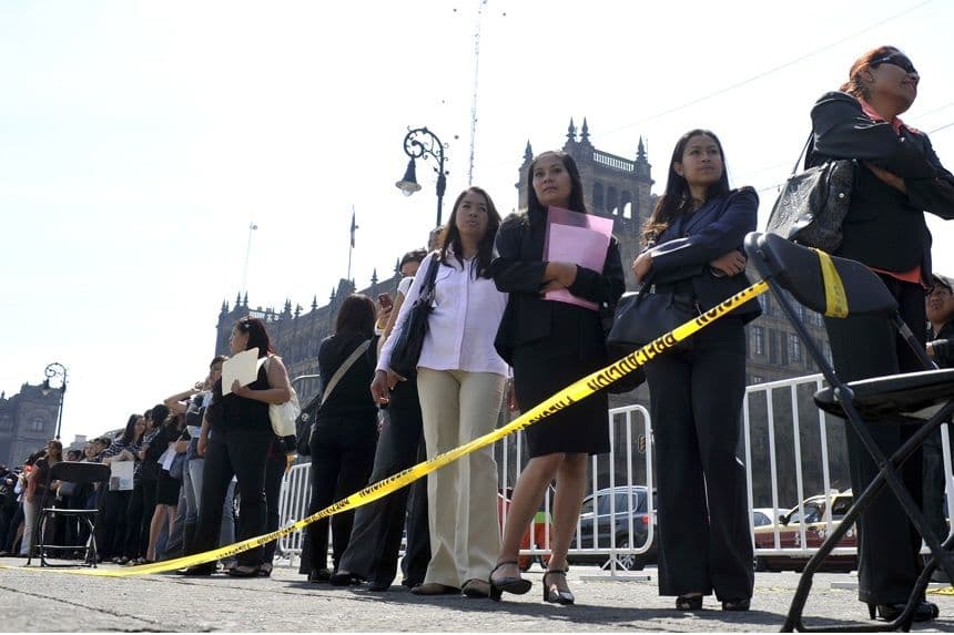Fotografía de archivo que muestra a personas que esperan en fila en busca de empleo, en el Zócalo de Ciudad de México, México. (EFE/Mario Guzmán)