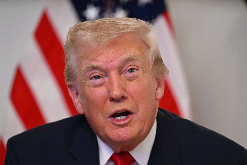 El presidente de Estados Unidos, Donald Trump, participa en una videollamada con miembros del servicio militar desde su residencia Mar-a-Lago en Palm Beach, Florida, el 27 de noviembre de 2025. (Jim WATSON / AFP vía Getty Images)