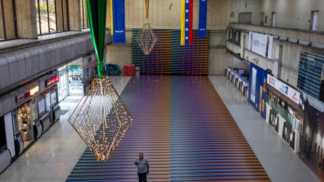 Pocos vuelos y pasajeros hay en el principal aeropuerto de Venezuela durante crisis aérea