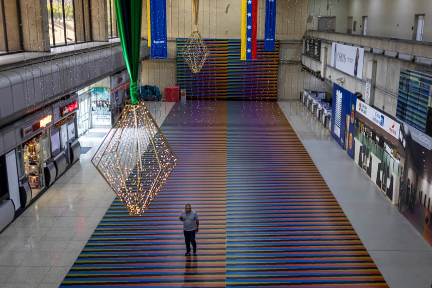 Pocos vuelos y pasajeros hay en el principal aeropuerto de Venezuela durante crisis aérea