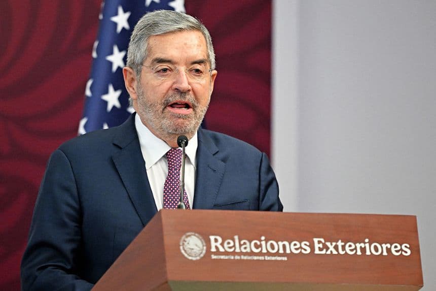 El secretario de Relaciones Exteriores de México, Juan Ramón de la Fuente, habla durante una rueda de prensa con el secretario de Estado Marco Rubio (fuera de cuadro), en la Secretaría de Relaciones Exteriores en Ciudad de México, el 3 de septiembre de 2025. (CARL DE SOUZA/AFP a través de Getty Images)