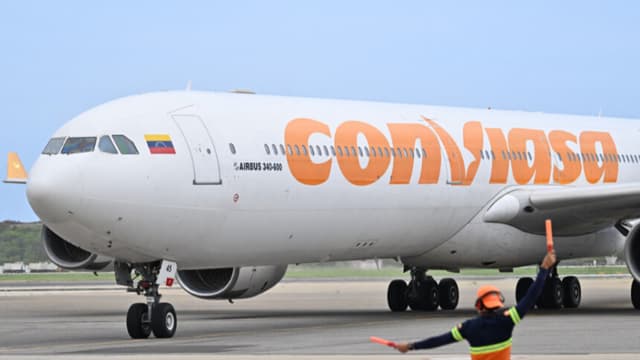 Un avión de la aerolínea venezolana CONVIASA que transportaba a migrantes venezolanos repatriados desde México aterriza en el Aeropuerto Internacional Simón Bolívar de Maiquetía, Venezuela, el 3 de abril de 2025. (Foto de JUAN BARRETO/AFP vía Getty Images)