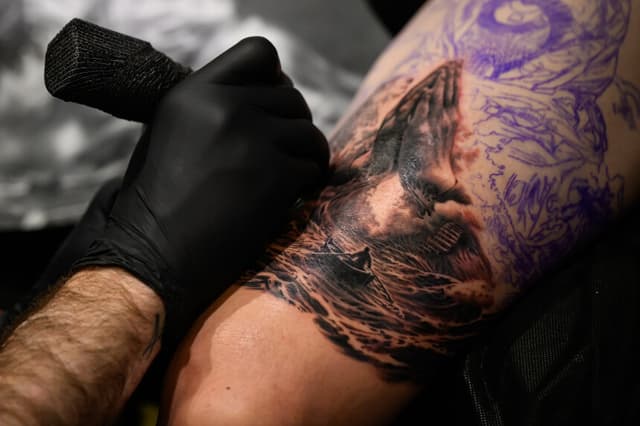 Estudio relaciona los tatuajes con un incremento del 29% en el riesgo de contraer melanoma cutáneo