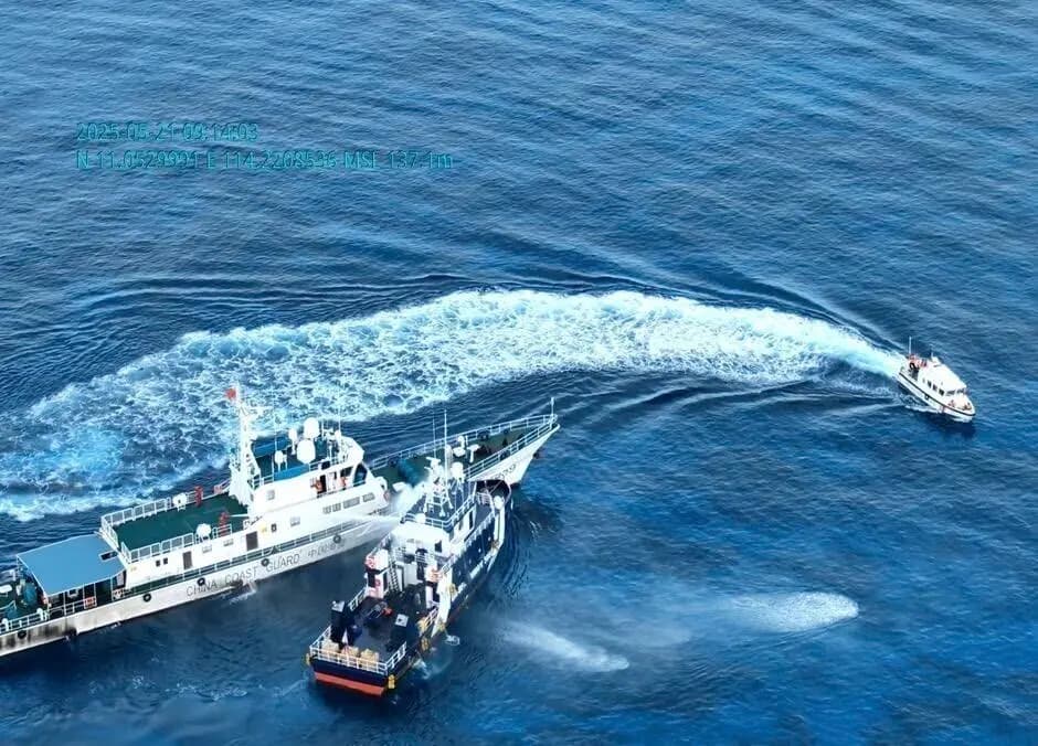 En esta foto tomada de un video proporcionado por la Guardia Costera de Filipinas/Oficina de Pesca y Recursos Acuáticos (PCG/BFAR), un barco de la Guardia Costera china (izq.) usa un cañón de agua y roza un buque pesquero filipino en una misión de investigación cerca de uno de los tres bancos de arena, conocidos colectivamente como Sandy Cay, en el disputado Mar de China Meridional el 21 de mayo de 2025. (PCG/BFAR vía AP BFAR vía AP)