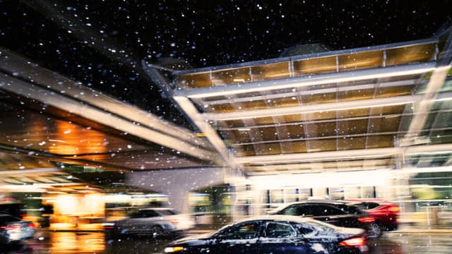 Frente gélido golpea al Medio Oeste de EE. UU. alterando vuelos y desplazamientos