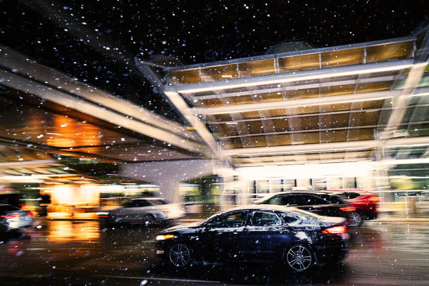 Nieva mientras los coches dejan a los viajeros fuera del Aeropuerto Internacional de Minneapolis-Saint Paul el 26 de noviembre de 2025 en Minnesota. Hay una alerta por tormenta invernal, ya que durante la noche cayeron varios centímetros de nieve y se registraron ráfagas de viento de más de 65 km/h. (Stephen Maturen/Getty Images)