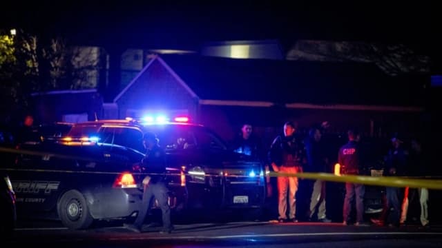 Personal de emergencias en la escena de un tiroteo en Stockton, California, el 29 de noviembre de 2025. (Ethan Swope/AP Photo)