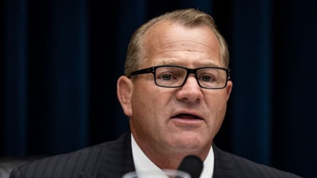 El representante estadounidense Troy Nehls anuncia su retiro del Congreso