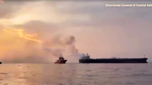 Drones navales ucranianos atacaron dos petroleros sancionados en el mar Negro cuando se dirigían a un puerto ruso para cargar petróleo destinado a mercados extranjeros, según informó el sábado (29 de noviembre) un funcionario, en un intento de Kiev por aumentar la presión sobre la vasta industria petrolera rusa. Este informe ha sido elaborado por Jillian Kitchener.