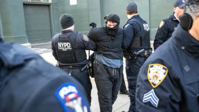 ICE pide a Nueva York cumplir órdenes de arresto de 7000 inmigrantes ilegales delincuentes