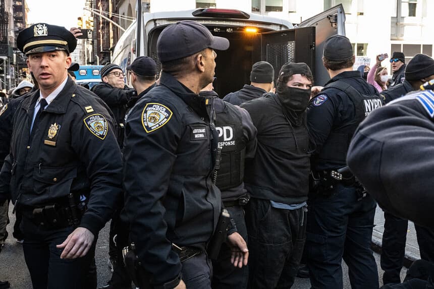 Arrestan a manifestantes por bloquear a agentes de ICE en Nueva York