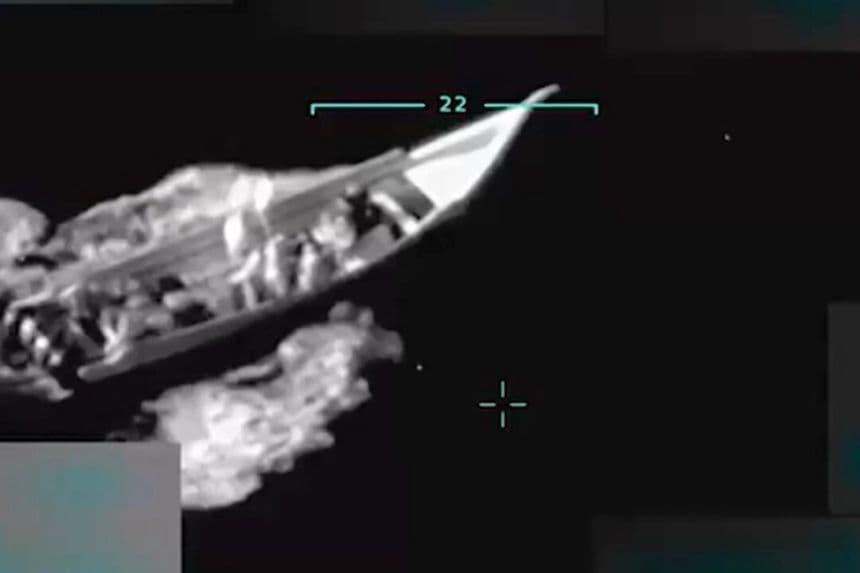 El ejército estadounidense lleva a cabo un ataque militar mortal contra un presunto barco narcotraficante vinculado al cártel Tren de Aragua, en una imagen del video del ataque compartido por el presidente Donald Trump en Truth Social, el 2 de septiembre de 2025. (@realDonaldTrump vía Truth Social)