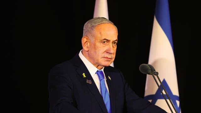El primer ministro israelí, Benjamin Netanyahu, participa en una ceremonia conmemorativa estatal por los soldados caídos en la guerra de Gaza. (ALEX KOLOMOISKY/POOL/AFP a través de Getty Images)