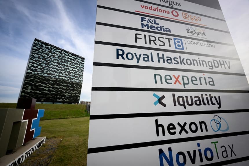 Un cartel indica la entrada a la sede de Nexperia en Nimega, Holanda, el 6 de noviembre de 2025. China anunció el 1 de noviembre de 2025 que eximiría a algunos chips de Nexperia de una prohibición de exportación impuesta tras una disputa con funcionarios holandeses, lo que ha alarmado a las empresas europeas. (JOHN THYS/AFP vía Getty Images)