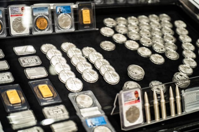 Monedas exhibidas en el FreedomFest 2024 en Las Vegas, el 11 de julio de 2024. (Terry Wang/The Epoch Times)