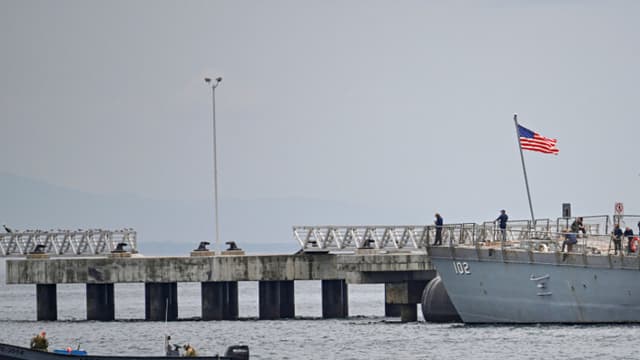 Miembros de la tripulación del buque de guerra USS Sampson (DDG 102) de la Armada de los Estados Unidos, fotografiados en la Terminal Internacional de Cruceros Amador, en la ciudad de Panamá, el 2 de septiembre de 2025. (Foto de MARTIN BERNETTI/AFP a través de Getty Images)