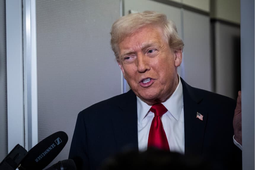 El presidente Donald Trump habla con los medios de comunicación a bordo del Air Force One el 25 de noviembre de 2025, durante un vuelo con destino a Florida. (Pete Marovich/Getty Images)