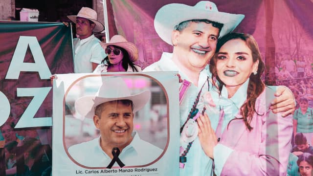 Los partidarios del difunto alcalde Carlos Manzo se reúnen frente al Congreso del Estado de Michoacán durante la ceremonia de toma de posesión de su esposa, Grecia Quiroz, como alcaldesa de Uruapan en Morelia, Estado de Michoacán, México, el 5 de noviembre de 2025. (ENRIQUE CASTRO/AFP vía Getty Images)