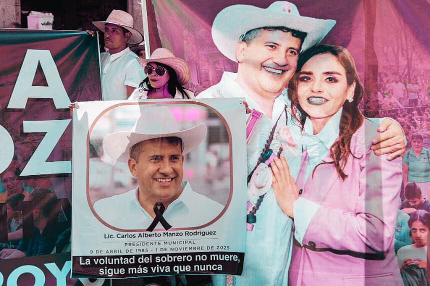 Los partidarios del difunto alcalde Carlos Manzo se reúnen frente al Congreso del Estado de Michoacán durante la ceremonia de toma de posesión de su esposa, Grecia Quiroz, como alcaldesa de Uruapan en Morelia, Estado de Michoacán, México, el 5 de noviembre de 2025. (ENRIQUE CASTRO/AFP vía Getty Images)