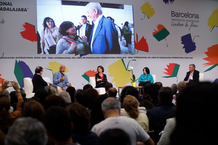 De izquierda a derecha el escritor español Javier Cercas, el escritor cubano Leonador Padura, la directora editorial de Alfagura, Pilar Reyes; la directora general de la FIL, Marisol Schulz, y el periodista español Xavi Ayén posando durante un homenaje póstumo al escritor peruano Mario Vargas Llosa este domingo, en Guadalajara (EFE/ Francisaco Guasco)