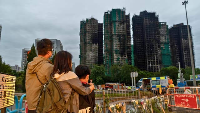Las personas depositan flores frente al Wang Fuk Court tras el mortal incendio ocurrido en el distrito Tai Po de Hong Kong, el 30 de noviembre de 2025. (Anthony Kwan/Getty Images)