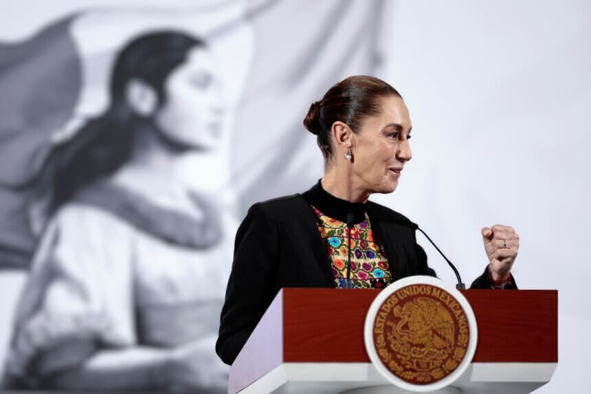 La presidenta de México, Claudia Sheinbaum, habla durante una rueda de prensa este lunes, en el Palacio Nacional, en Ciudad de México. Sheinbaum aseguró que la visita oficial del presidente de Singapur, Tharman Shanmugaratnam, al país se enfocará en fortalecer la relación bilateral y formalizar la apertura de la embajada singapurense en territorio mexicano. (EFE/José Méndez)