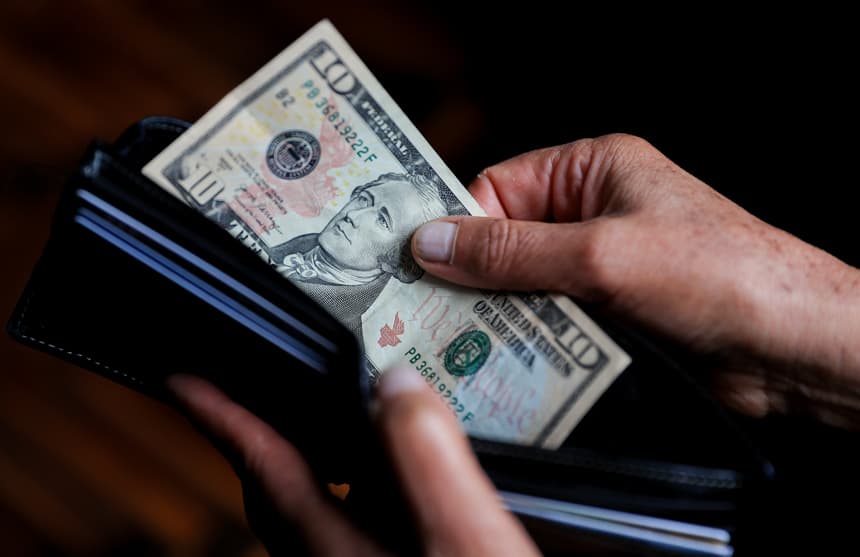 Una persona sostiene un billete de 10 dolares. Imagen de archivo. (EFE/ José Jácome)
