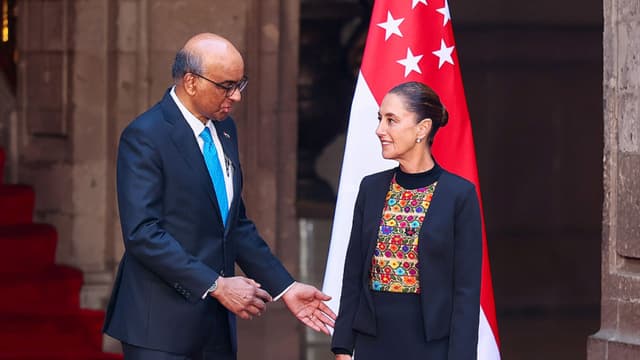 El presidente de Singapur, Tharman Shanmugaratnam, habla con la presidenta de México, Claudia Sheinbaum, durante una ceremonia en el marco de la visita oficial del presidente de Singapur, Tharman Shanmugaratnam, al Palacio Nacional el 1 de diciembre de 2025 en la Ciudad de México. (Eloisa Sánchez/Getty Images)