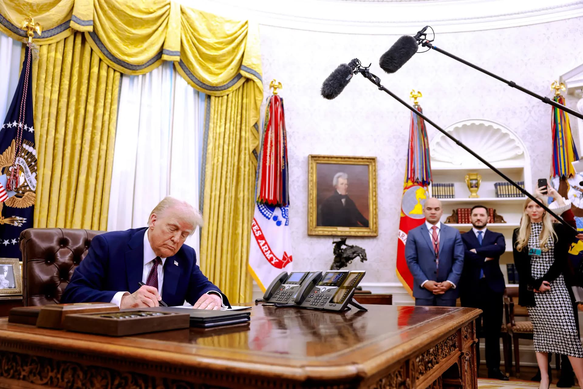 El presidente Donald Trump firma órdenes ejecutivas en el Despacho Oval el 23 de enero de 2025. (Anna Moneymaker/Getty Images)
