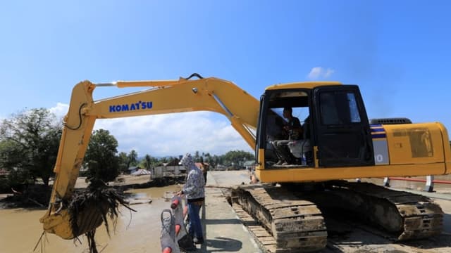 Equipos de limpieza trabajan este lunes en una zona de Indonesia afectada por las inundaciones.
(EFE/EPA/HOTLI SIMANJUNTAK)