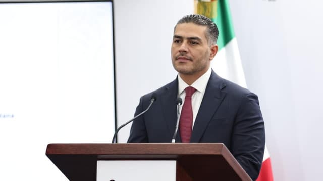 Fotografía del titular de la Secretaría de Seguridad y Protección Ciudadana (SSPC) Omar García Harfuch, hablando durante una rueda de prensa en el Palacio Nacional de la Ciudad de México, México. (Créditos: Secretaría de Seguridad y Protección Ciudadana)