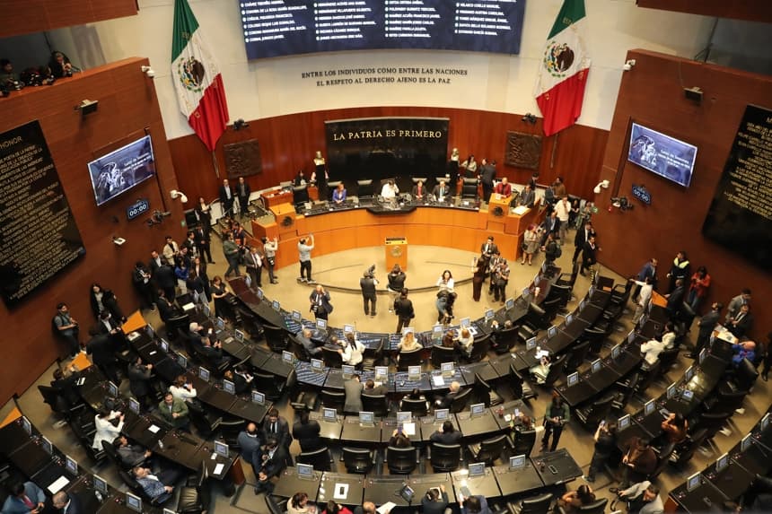 Fotografía que muestra a los asistentes de una sesión en el Senado de la República en Ciudad de México, México. Imagen de archivo. (EFE/ Mario Guzmán)