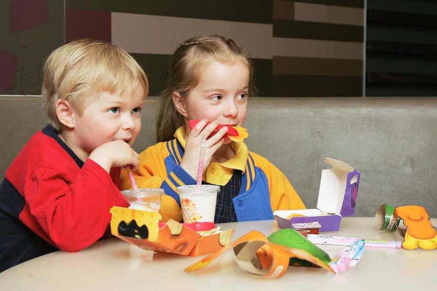 MELBOURNE, AUSTRALIA - 29 DE AGOSTO: Niños comiendo un nuevo Happy Meal en el restaurante McDonald's de Collingwood el 29 de agosto de 2006 en Melbourne, Australia. El nuevo Happy Meal es una alternativa baja en grasas al Happy Meal tradicional de la cadena de comida rápida. La obesidad infantil es un grave problema de salud en Australia y se ha triplicado en los últimos 20 años, hasta el punto de que uno de cada seis niños australianos está clasificado como obeso. (Foto de Kristian Dowling/Getty Images).