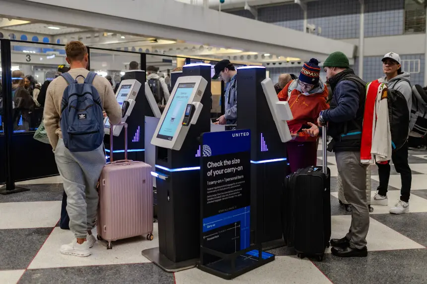 Viajeros utilizan un quiosco de facturación en la Terminal 1 del aeropuerto internacional O'Hare el 30 de noviembre de 2025 en Chicago, Illinois. (Jim Vondruska/Getty Images)