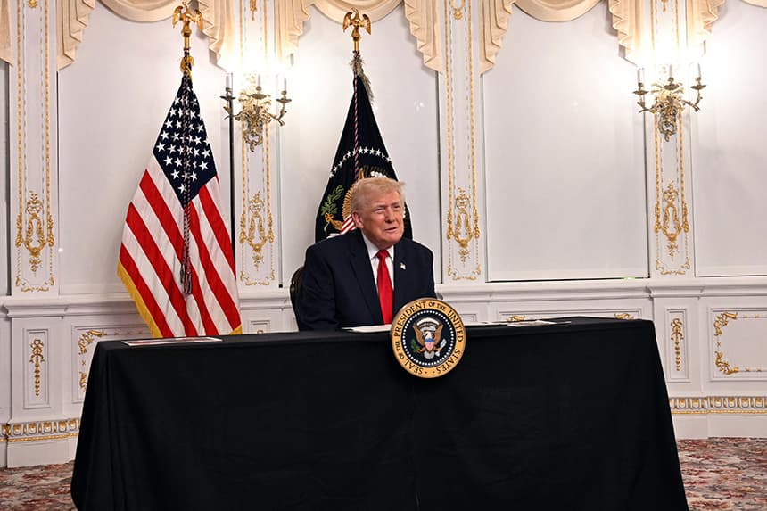 El presidente de Estados Unidos, Donald Trump, participa en una videollamada con miembros del ejército desde su residencia de Mar-a-Lago en Palm Beach, Florida, el 27 de noviembre de 2025, (Jim WATSON / AFP vía Getty Images)
