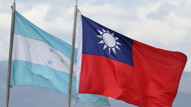 Las banderas nacionales de Honduras y Taiwán ondean en una plaza de Tegucigalpa el 23 de marzo de 2023. (ORLANDO SIERRA/AFP a través de Getty Images)