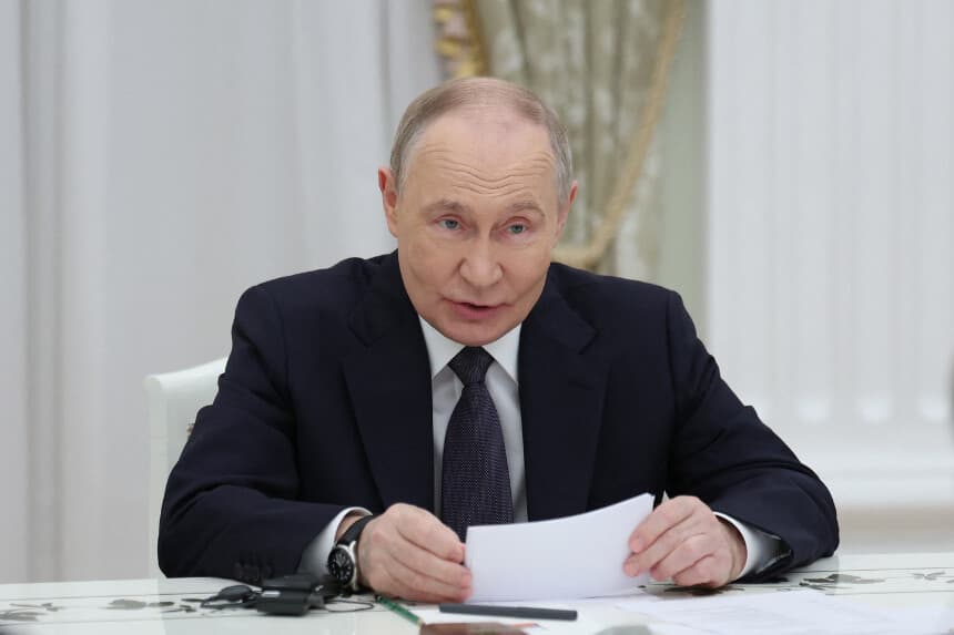 El presidente ruso, Vladimir Putin, asiste a una reunión con el primer ministro chino en el Kremlin, en Moscú, el 18 de noviembre de 2025. (RAMIL SITDIKOV/POOL/AFP a través de Getty Images)