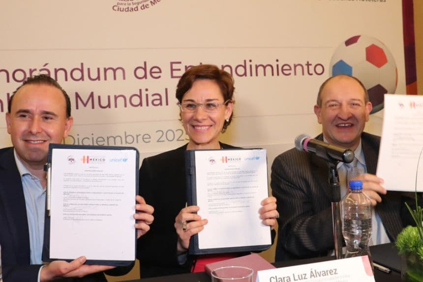 La secretaria ejecutiva del Consejo Ciudadano para la Seguridad y la Justicia de la Ciudad de México (CSJCDMX), Clara Luz Álvarez (C), el presidente de la Asociación Nacional de Cadenas Hoteleras (ANCH), Jorge Paoli Díaz (Izq.), y el representante del Fondo de las Naciones Unidas para la Infancia (UNICEF), Fernando Carrera Castro (Der.), posan durante una rueda de prensa, este lunes en Ciudad de México, México. (EFE/ Mario Guzmán)