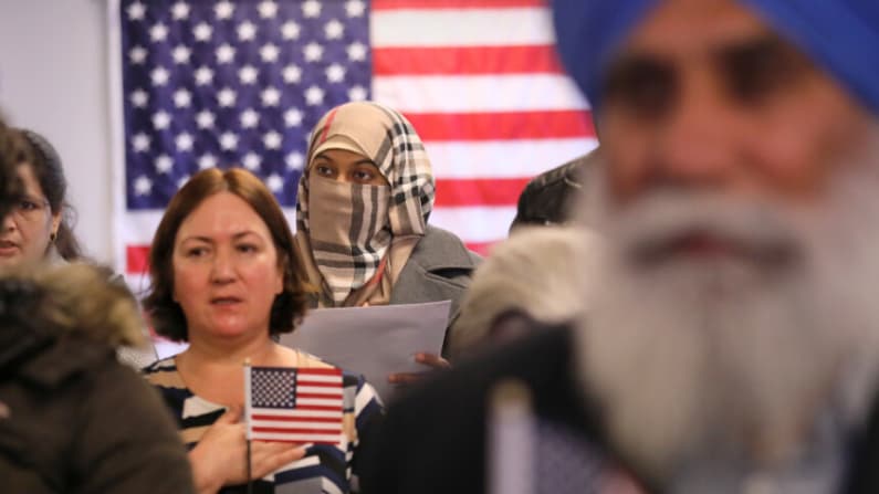 Trump suspende trámites migratorios para 19 países, incluidos 3 de Latinoamérica