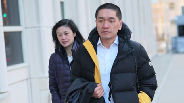 Linda Sun y su marido Chris Hu llegan a la corte Federal del Distrito Este de Nueva York el 24 de noviembre de 2025 en la ciudad de Nueva York. (Foto de Michael M. Santiago/Getty Images).