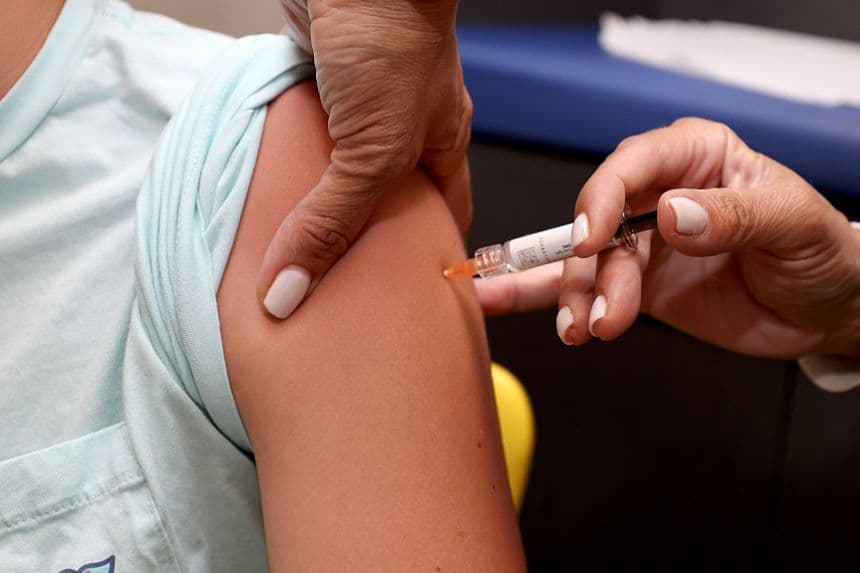 Un niño recibe una vacuna estándar en la consulta pediátrica del Dr. Gary M. Kramer, MD, PA, el 15 de septiembre de 2025, en Coral Gables, Florida. (Joe Raedle/Getty Images)