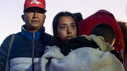 Ella cruzó la frontera por sus hijas y a ellas les enseñaron a odiar al país que las salvó