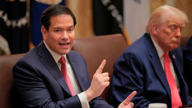 WASHINGTON, DC - 2 DE DICIEMBRE: El secretario de Estado de Estados Unidos, Marco Rubio, habla durante una reunión del Gabinete en la Sala del Gabinete de la Casa Blanca el 2 de diciembre de 2025 en Washington, DC. Se ha iniciado una investigación bipartidista del Congreso sobre el papel del secretario de Guerra, Pete Hegseth, en la orden de ataques militares estadounidenses contra pequeñas embarcaciones en aguas de Venezuela que han causado la muerte de decenas de personas, lo que, según Hegseth, tiene como objetivo "detener el tráfico de drogas letales, destruir las embarcaciones de los narcotraficantes y matar a los narcoterroristas que están envenenando al pueblo estadounidense". (Foto de Chip Somodevilla/Getty Images)