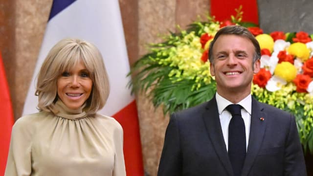 TOPSHOT - El presidente de Francia, Emmanuel Macron, y su esposa, Brigitte Macron, reaccionan mientras posan para las fotos con el presidente de Vietnam, Luong Cuong, y su esposa, Nguyen Thi Minh Nguyet, durante una reunión en el Palacio Presidencial de Hanói el 26 de mayo de 2025. (Foto de NHAC NGUYEN / POOL / AFP) (Foto de NHAC NGUYEN/POOL/AFP a través de Getty Images).