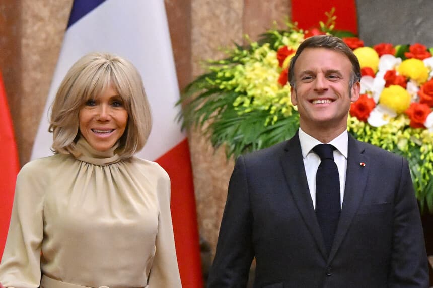 TOPSHOT - El presidente de Francia, Emmanuel Macron, y su esposa, Brigitte Macron, reaccionan mientras posan para las fotos con el presidente de Vietnam, Luong Cuong, y su esposa, Nguyen Thi Minh Nguyet, durante una reunión en el Palacio Presidencial de Hanói el 26 de mayo de 2025. (Foto de NHAC NGUYEN / POOL / AFP) (Foto de NHAC NGUYEN/POOL/AFP a través de Getty Images).